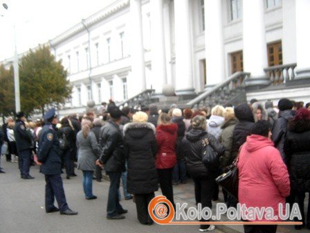 Підприємці зібрались біля міської ради Полтави з 8.00.