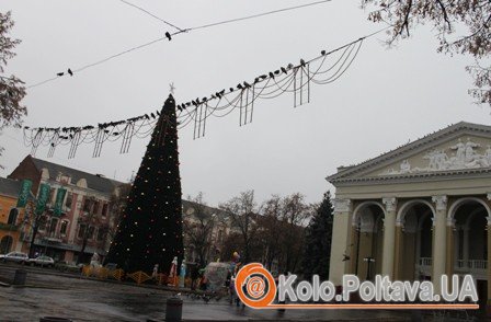 Фото зроблено біля Полтавського академічного музично-драматичного театру імені Миколи Гоголя 