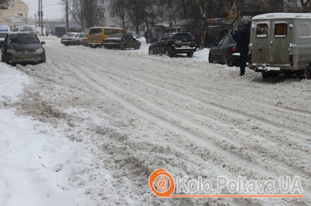 У Полтаві авто на узбіччі доріг заважають роботі комунальників