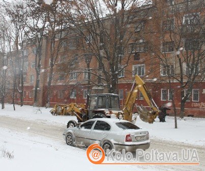 У Полтаві транспортні засоби заважають чистити сніг з доріг