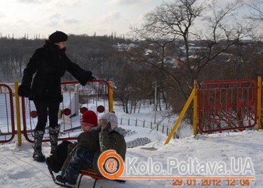 Через дірку в паркані з оглядового майданчика можна за кілька секунд опинитися уже на Співочому полі.