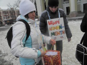 Полтавка Віра піднімала настрій перехожим гарними словами та мандаринами