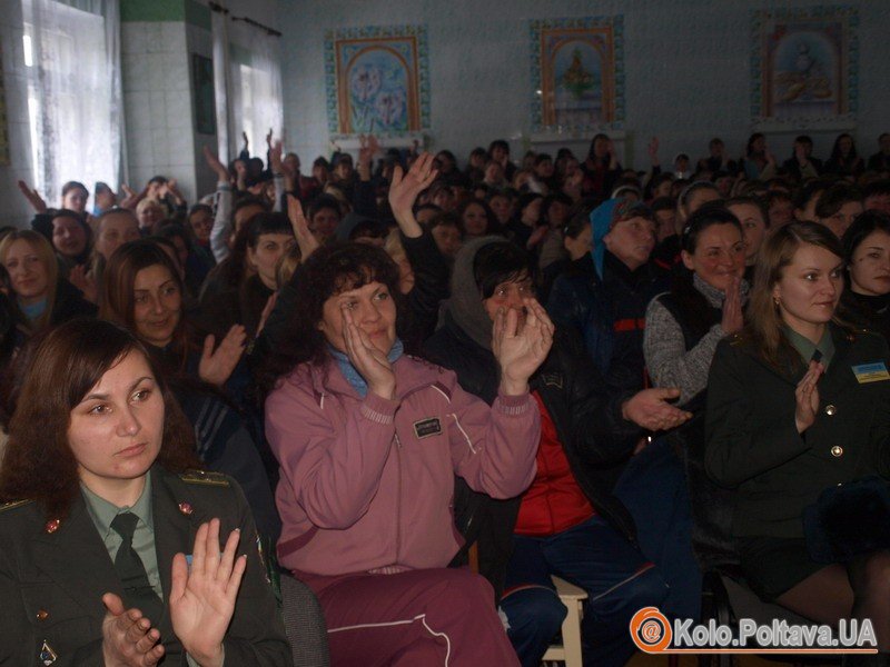 Жінки раділи подарункам та концерту.