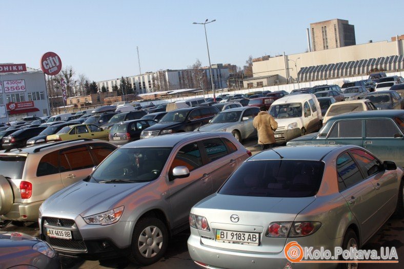 Автомобілів на парковці дуже багато