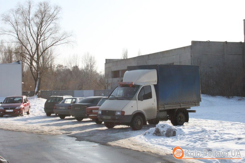 Автомобілістам доводиться залишати машини далеко від входу в торговий центр