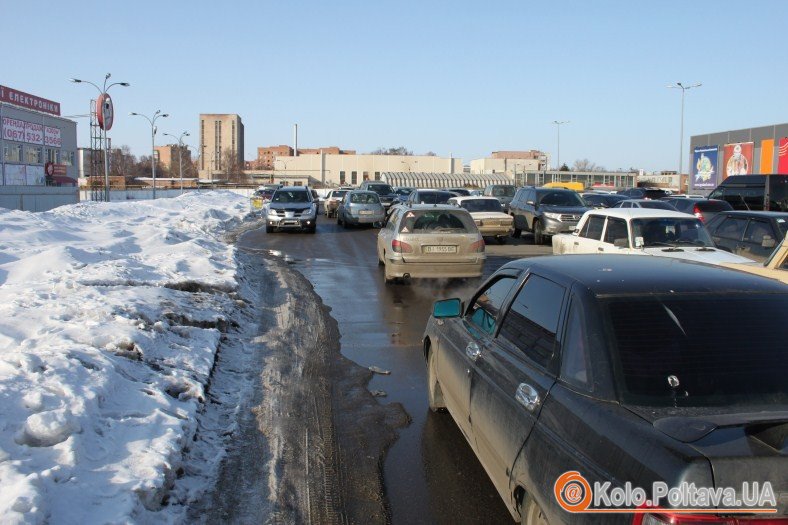 На в'їзді-вийзді на парковку великий затор, який повільно продвигається