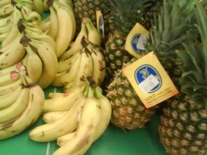 Ціни на фрукти та овочі досліджували на одному з ринків та супермаркеті міста.