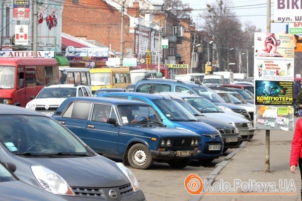 У Полтаві не видно ні паркувальників, ні паркоматів