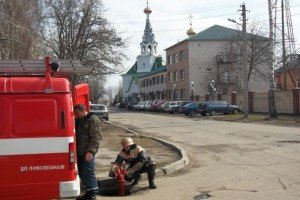 Рятувальники посилено тренуються, аби попередити винекнення пожеж у церквах на Великодні свята. (фото надані прес-службою УМНС в Полтавській області, 4 шт.)