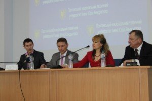 Валерій Пархоменко, заступник голови-керівник апарату облдержадміністрації (другий зліва) побажав учасникам курсу хорошого навчання