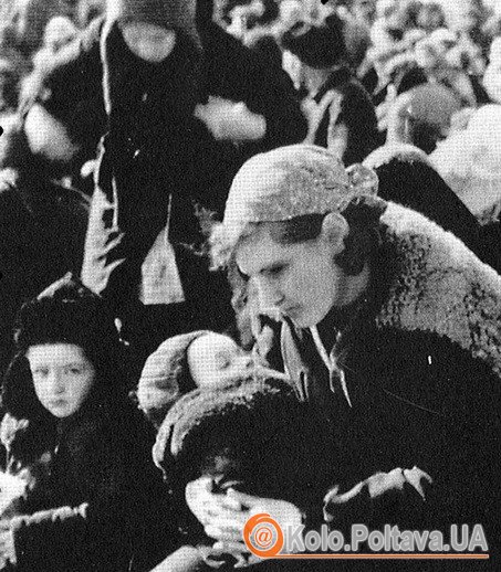 Зрозумівши, що їх ведуть на розстріл, матері намагалися виштовхнути дітей із натовпу (Фото з nivasposad.ru)