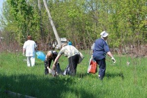 Прибирали пустир та узбіччя дороги кілька годин