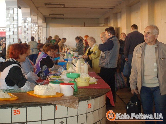 Продавати молоко в пластикових пляшках заборонено, але на нові правила на полтавських ринках не зважають (Фото Валентини Зайченко)