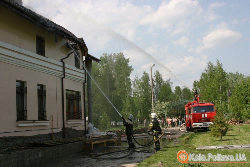 Вогнеборці відчайдушно намагалися врятувати майно, що зайнялося.