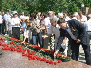 Бажаючих покласти квіти, попри спекотну погоду, виявилося багато