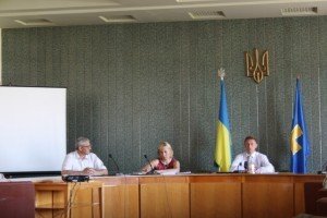 Валерій Пархоменко (перший справа) розповідав про введення додаткових штатних працівників у соццентрах