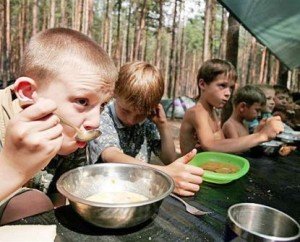 Цьогоріч у дитячих таборах заборонені не лише такі ласощі як морозиво, а й, приміром, страви швидкого приготування. (фото з сайту ua.life.comments.ua)