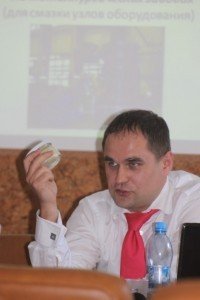 Експерт Юрій Чорнобривець демонструє зразок пальмової олії, шкідливої для людського організму добавки