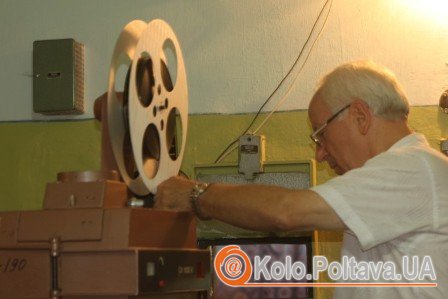 Микола Січкар налаштовує кінообладнання, якому більше 35 років, для показу фільму