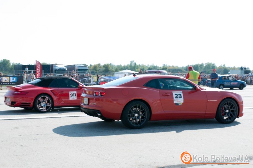 Chevrolet Camaro та Porshe 911 на старті