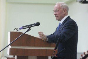 Прем'єр-міністр Микола Азаров спробував себе у ролі викладача