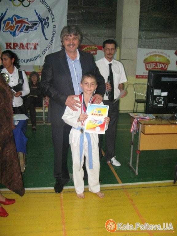 Кирило Подолян отримує нагороду