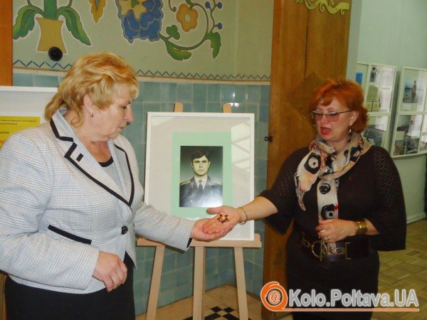 Олександра Комарова (справа) передає орден представнику музею 