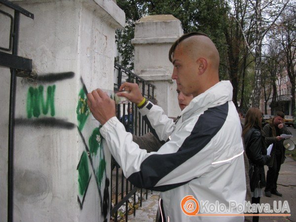 Клеїли листівки широким скотчем, ретельно, щоб не зірвали. Фото Тетяни Цирульник