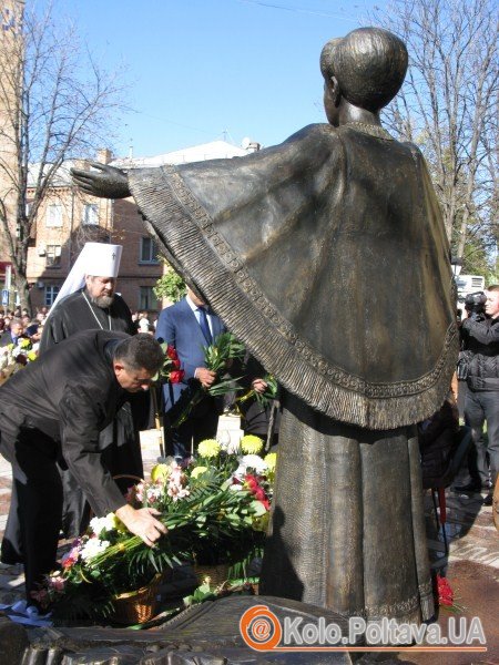 Квіти до пам'ятника Раїсі Кириченко. Фото Тетяни Цирульник