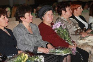 Працівників соціальної служби привітали квітами та концертом. 