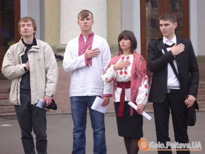 Молодь співала на вулиці для полтавців державний гімн 