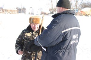 Рибалкам роздають пам'ятки про правила безпеки