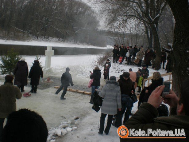 Чимало людей на Водохреще наважуються пірнути в крижану воду