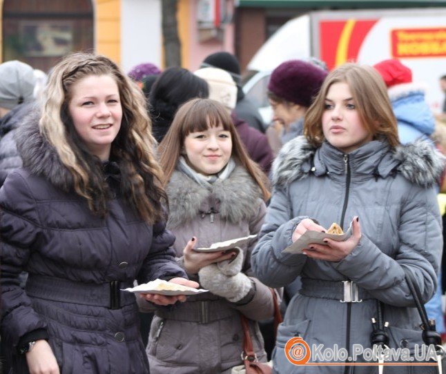 Пригощанням млинцями присутні на святі Масляної були задоволені.