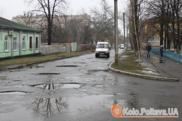 Незабаром ям на дорогах міста має поменшати. Фото kolo.poltava.ua