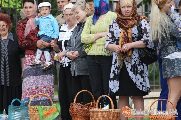 Біля церкви зібралося більше сотні полтавців