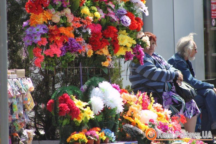 Квіти і вінки для поминального дня продають мало не на кожному кроці