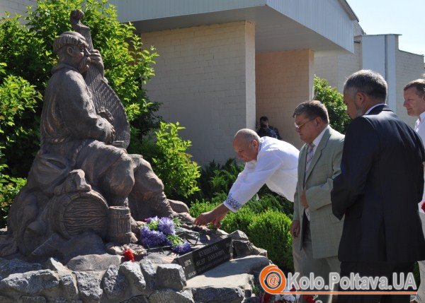 Покладання квітів до пам’ятника Федору Кушнерику