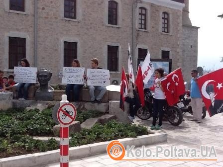 Акція протесту з плакатами і прапорами. фото надане Іриною Земляною