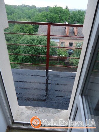 На балкон після дощу проблематично вийти – там калюжі 