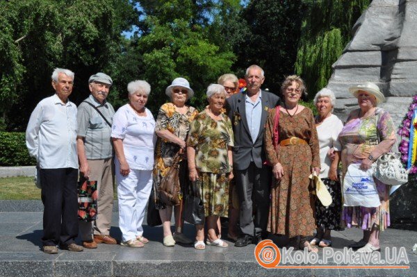 Олександр Заїка (у сірому піджаку) і ветеранська організація Полтави