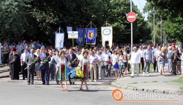 Колона рушила до пам'ятника козакам (фото Олега Дубини)