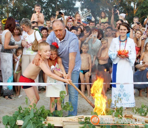 Мер разом з полтавцями запалює вогнище (фото Олега Дубини)