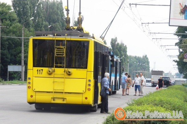 Поломка тролейбуса стала проблемою для полтавців (фото Юлії Корж)