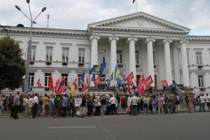 Більше сотні полтавців прийшли до мерії