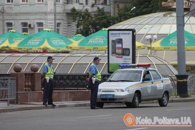 Працівники ДАІ слідкують,аби транспорт об'їжджав мітингувальників