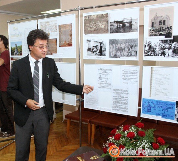 Тарас Пустовіт показує копії історичних документів