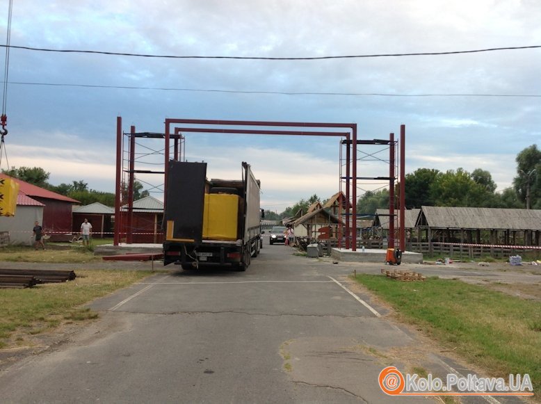 Основа для арки Сорочинського ярмарку. Фото із сайту yarmarok.in.ua