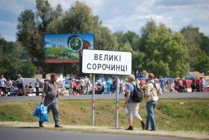 До Сорочинців на час проведення ярмарку курсуватиме ще бліьше автобусів (фото: vestnik.in.ua)