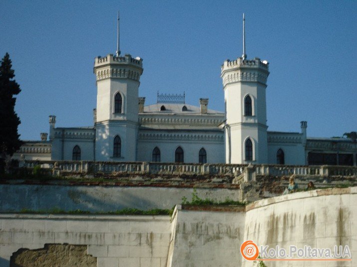 Напівзруйнований, замок все ж вабить до себе туристів. фото Надії Кучер